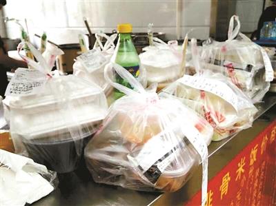 一餐館的“飯口”時段，等待“出發(fā)”的外賣擺滿案臺