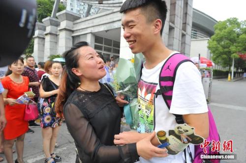 資料圖：家長給考生送上鮮花。王康明 攝