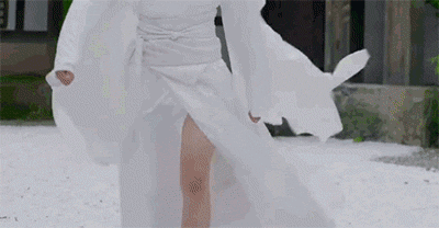 總不能全像九王一樣穿上高開叉的透視裙吧！