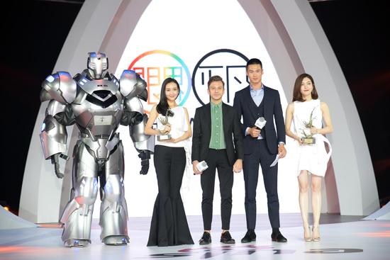 Klasse14腕表首席設(shè)計師 Mario Noblie以及超模蔚方卿為王鷗、江疏影頒發(fā)時尚突破藝人獎項