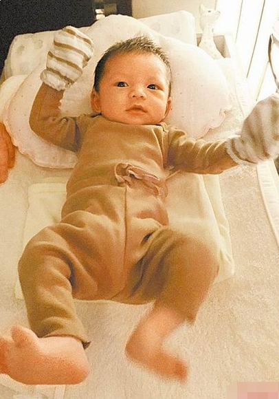 吳佩慈二胎兒子滿(mǎn)月照曝光