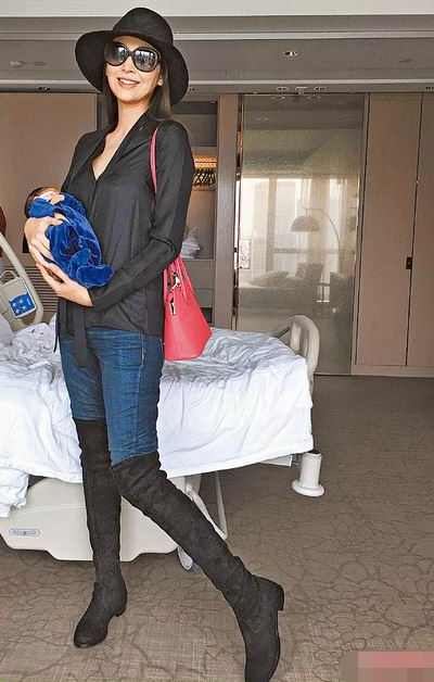 吳佩慈二胎兒子滿(mǎn)月照曝光