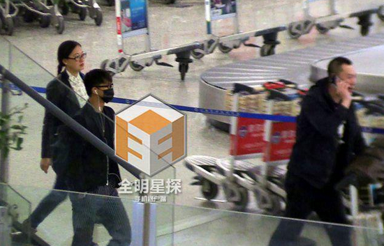 韓庚現(xiàn)身機(jī)場。