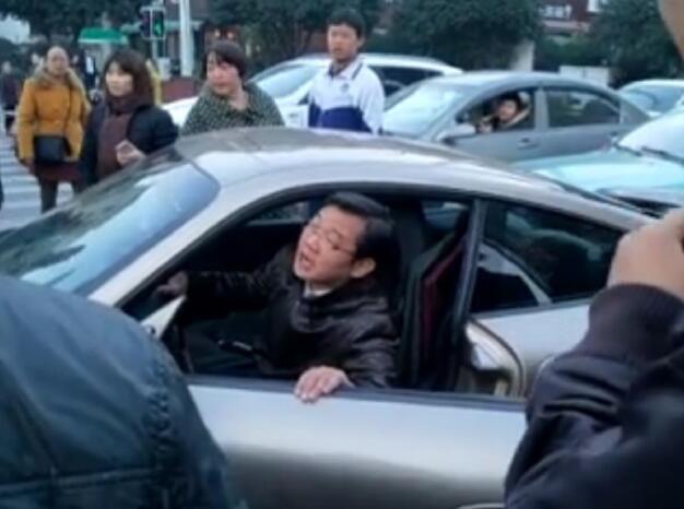相聲演員大兵遇交通事故問交警 相聲演員大兵遇交通事故問交警