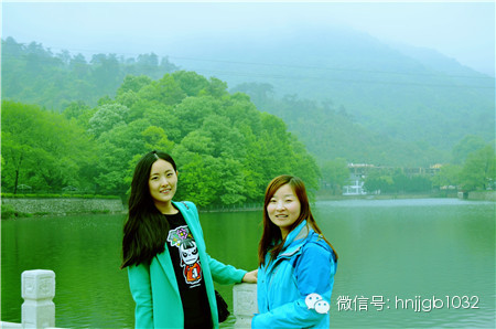 奧斯卡汽車影城的美女和這個(gè)風(fēng)景融入的真好啊，有木有？！