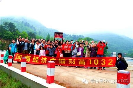 這么美的地方，我們合影留念，看大家多開心！