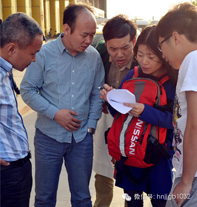 五點(diǎn)五十左右，聽眾們陸陸續(xù)續(xù)到達(dá)鄭州捷和汽車，首先要做的第一件事就是找我們的工作人員要車標(biāo)