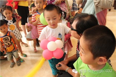 拿到氣球玩具的小朋友，瞬間成了焦點，周圍的小朋友都想和你做朋友，你知道嗎？