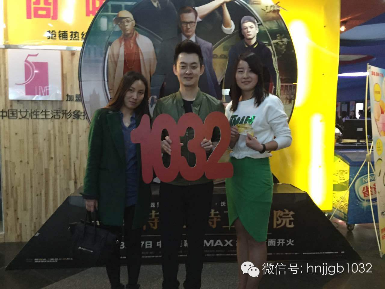 傳說中的Johnny終于現(xiàn)身啦！還是美女魅力大哦。帥哥美女好養(yǎng)眼，小編忍不住要多看幾眼呢。