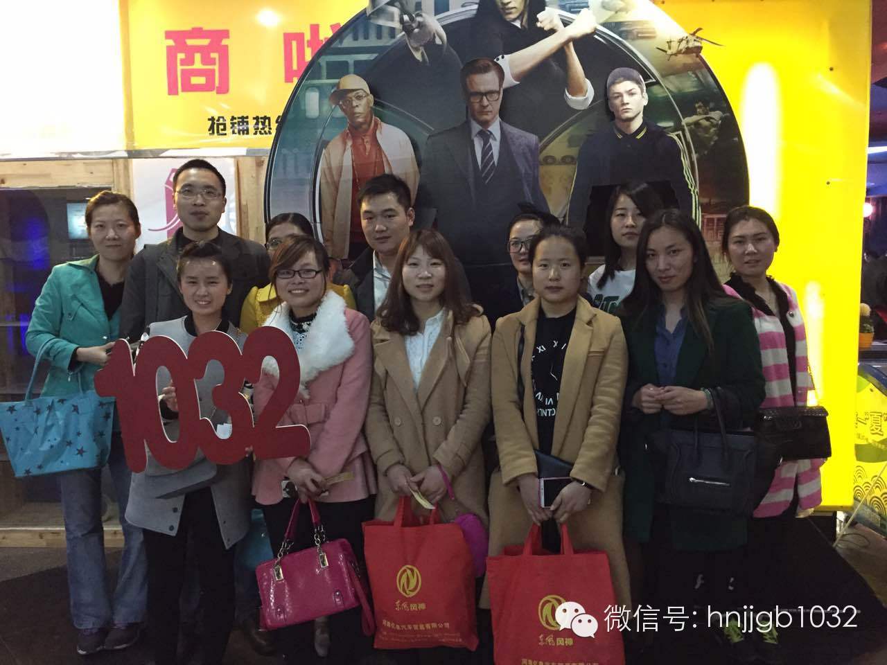 來個合影，1032的聽眾棒棒噠，個個都準(zhǔn)時到達了集合地點。Johnny表示很欣慰??！