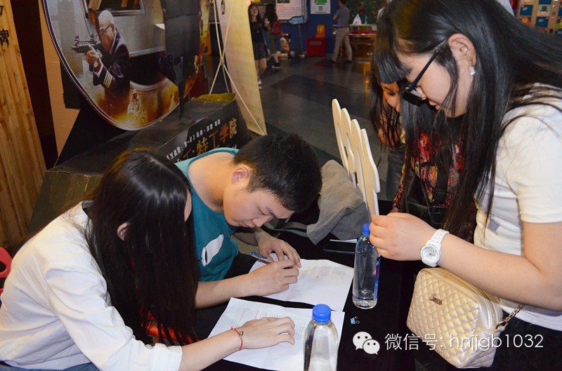 看，我們的工作人員正在組織簽到哦！