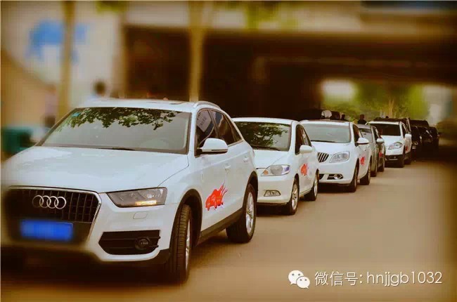 一排浩浩蕩蕩的車(chē)隊(duì)