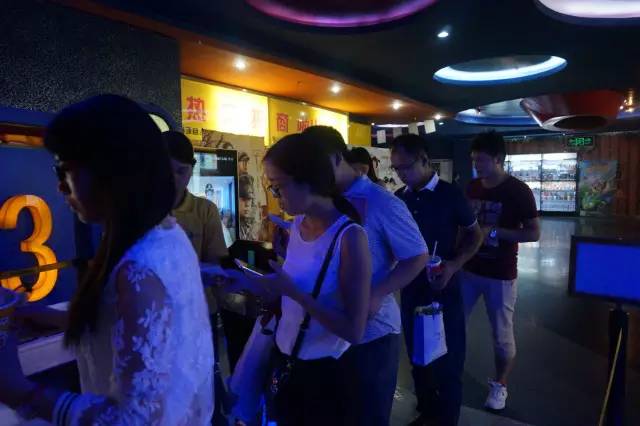 電影馬上開(kāi)始，排隊(duì)入場(chǎng)嘍