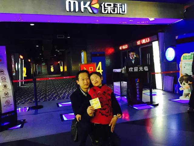 再來看兩個(gè)萌娃，表情都好有戲！