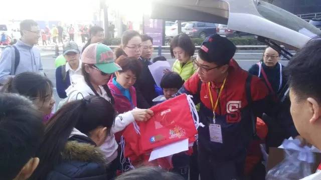 8:30準時集合，現(xiàn)場工作人員給大家分發(fā)參賽證和參賽衣服。