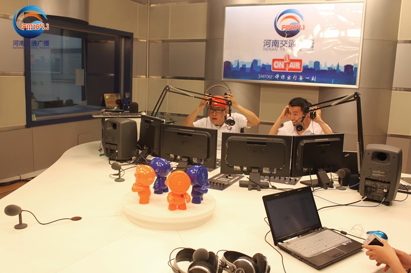 李憲和張弛怎么這么開心！又不是你們倆中獎(jiǎng)了！