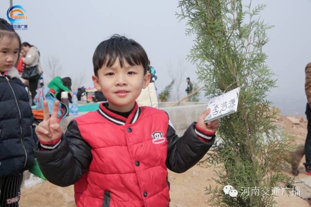 耶！你看，這是我種下的小樹苗！