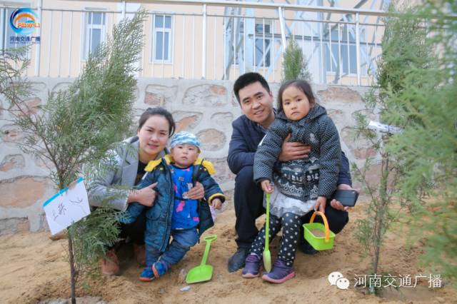 一家四口，一起種下我們的小樹，和寶貝兒們一起茁壯成長！
