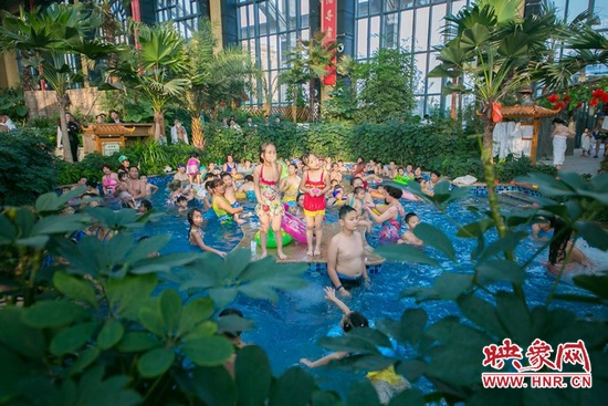 又開始過夏天的孩子們，在溫潤的泉水里放任天性。