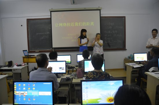 擁有18萬粉絲的網(wǎng)絡(luò)紅人、78歲的QQ奶奶張秀麗也來到網(wǎng)絡(luò)課堂