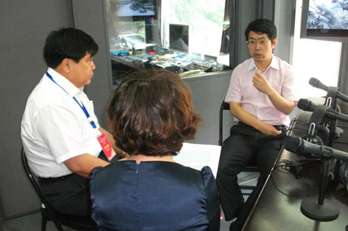 直播前的北京安貞醫(yī)院副院長(zhǎng)周生來（右１）、大慶油田總醫(yī)院集團(tuán)總經(jīng)理劉湘彬（左１）