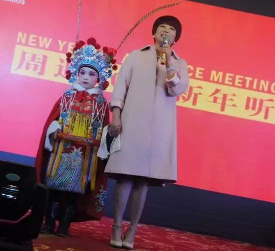 盛裝亮相的小戲迷，周迪的節(jié)目影響了一代又一代人