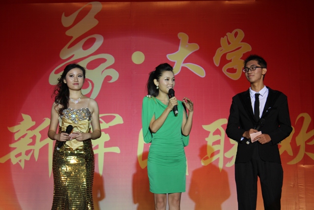 教育廣播女主播葉子現(xiàn)身晚會，與學(xué)生同臺主持