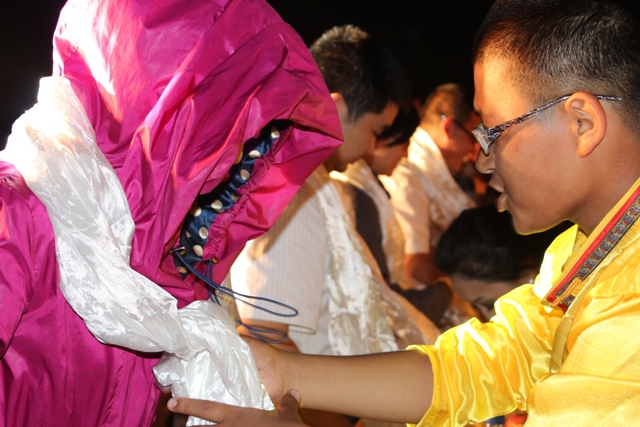 同學(xué)為教育廣播副總監(jiān)袁云獻哈達