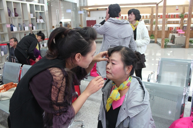 活動(dòng)開始前，教育廣播女主播幫參與活動(dòng)演出的老人化妝