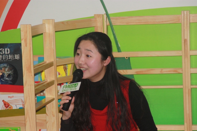 女主播“卷卷貓”親臨現(xiàn)場(chǎng)，繪聲繪色為孩子們講故事