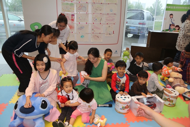 小朋友們現(xiàn)場講述自己的繪畫內容 小朋友們現(xiàn)場講述自己的繪畫內容