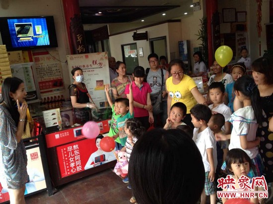 活動開始前，1066城市之聲的主持人跟孩子們進(jìn)行現(xiàn)場互動。