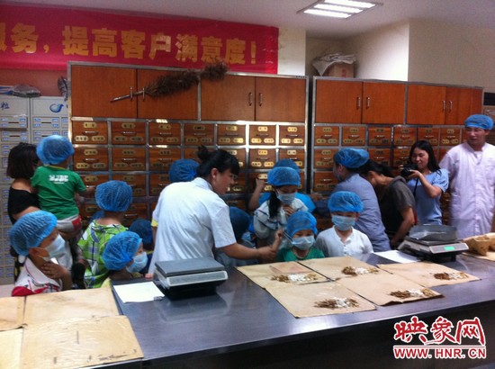 咦，藥房里的叔叔阿姨他們從小抽屜里拿出的藥又是什么？這些中藥放在一起有什么功效呢？