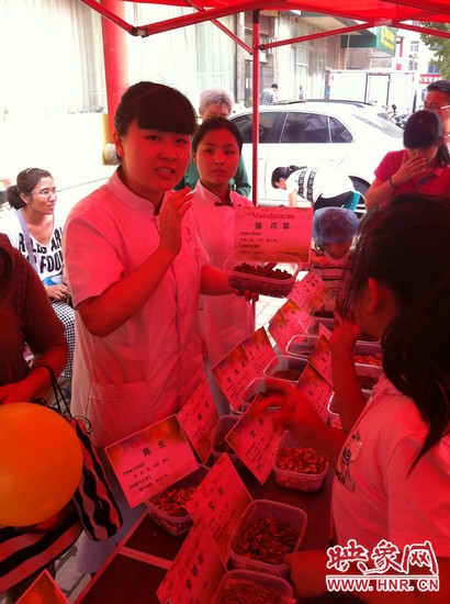 這是什么一，那又是什么？小腦袋不停的在思索，而小手和小鼻子也沒閑著，時不時地摸一摸、聞一聞！