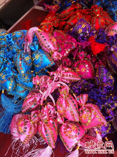 孩子們的好奇心得以大大的滿足，接下來就要裝香囊啦，你看，五顏六色的香囊多漂亮！