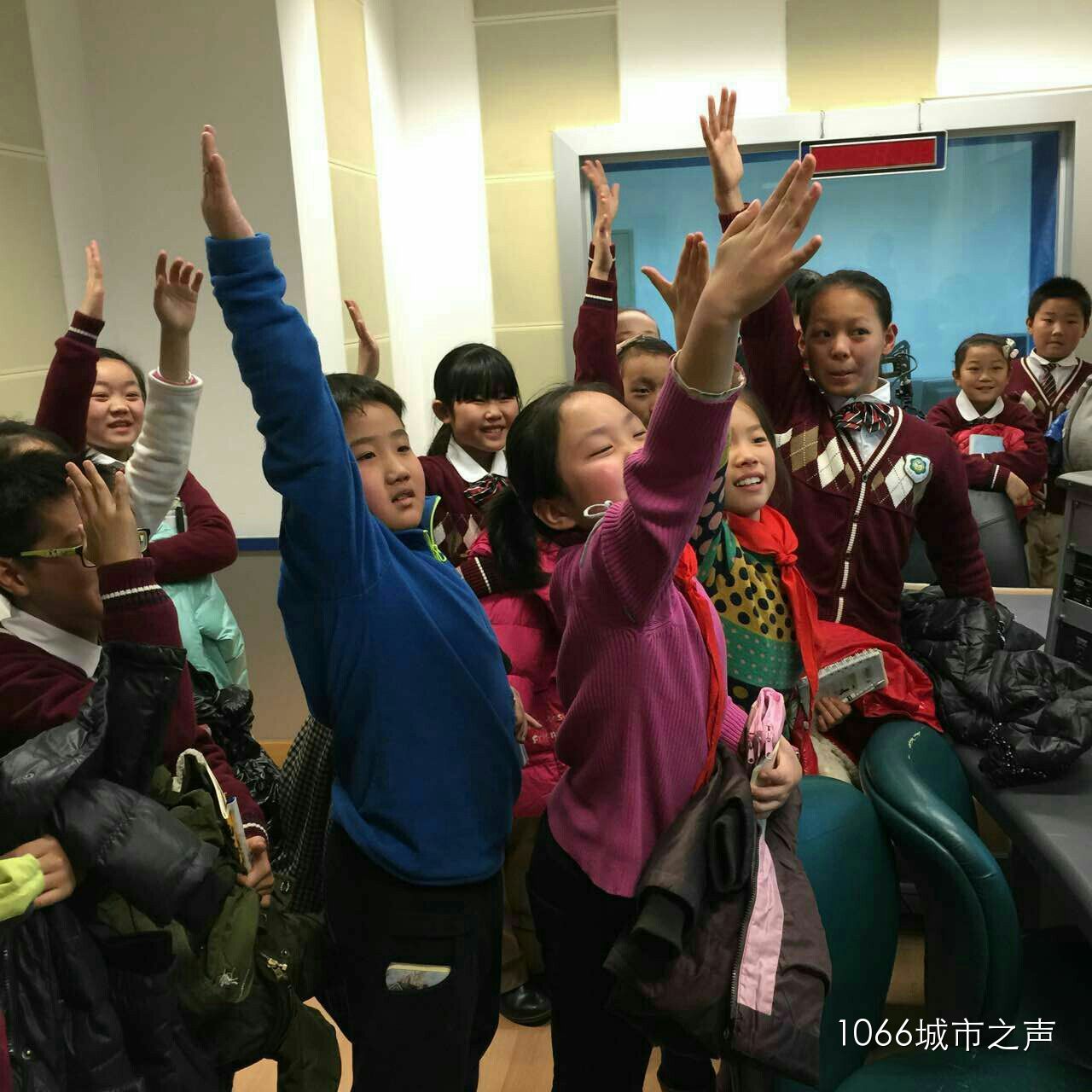 第一次體驗話筒前的感覺，同學們爭先恐后！