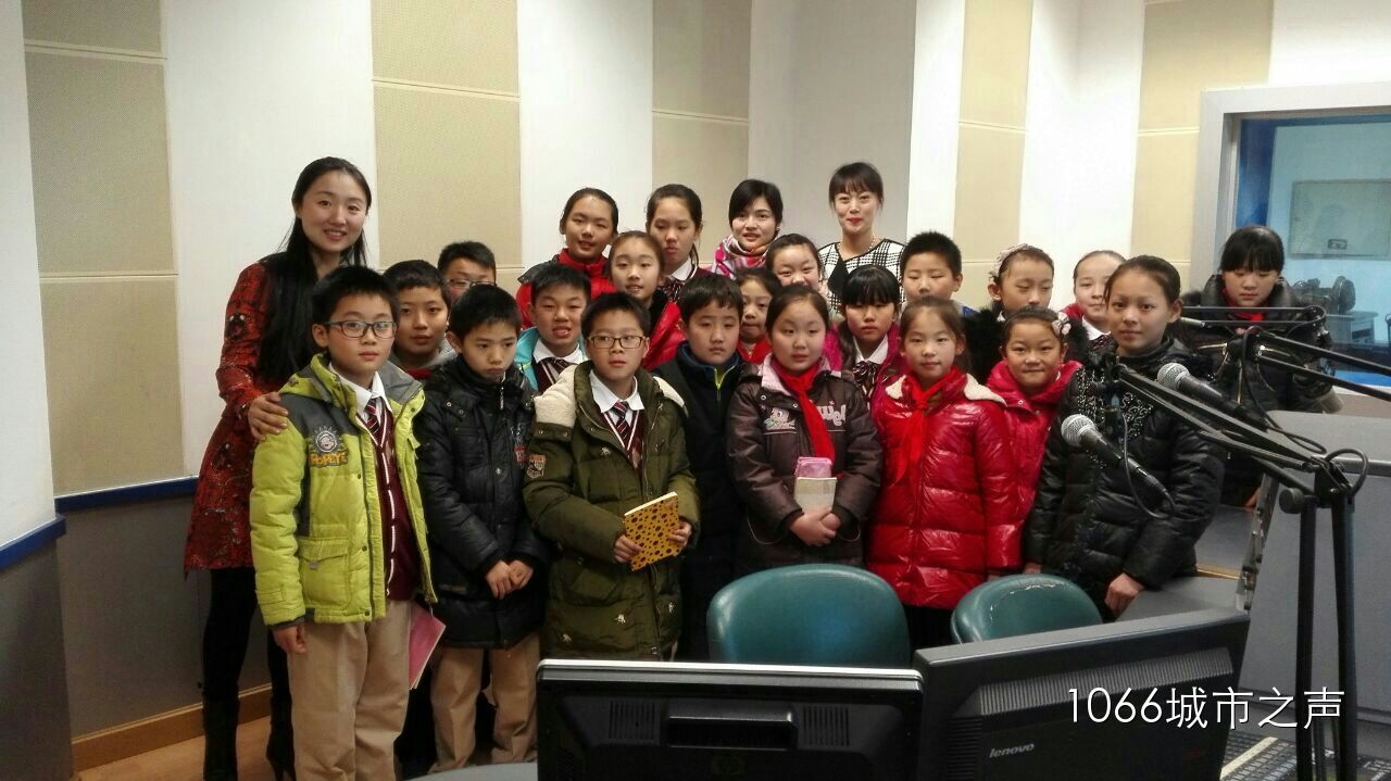 跟電臺的主持人和老師們的大合影！真是難忘的一天??！