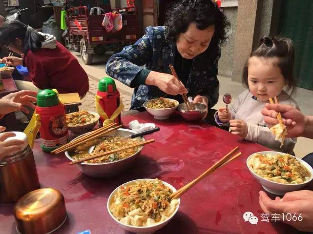 據說手搟面和柴雞蛋更配哦！