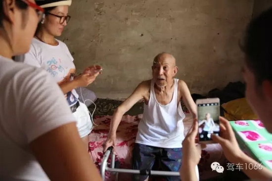 老兵老兵，你的勛章呢，國家給你的那個(gè)？