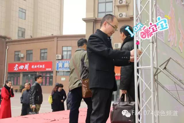 寒江副總監(jiān)親力親為，事無巨細。偶像真是暖暖惹人愛呢！