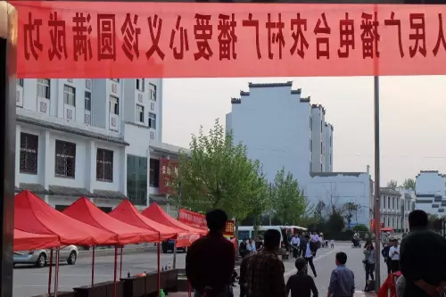 在大家的齊心努力下，終于在天黑前將第二天義診活動(dòng)場地搭建好了。