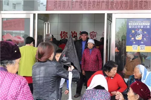 現(xiàn)場真是的人山人海，只能用太火爆三個(gè)字形容了！