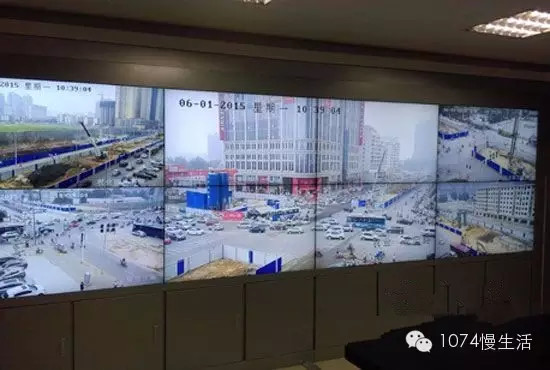 通過(guò)監(jiān)控人員操控“電子眼”調(diào)整焦距，可以看到整個(gè)工地全景