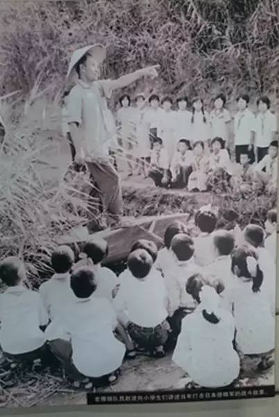 趙波向小學(xué)生講述雁翎隊抗日故事