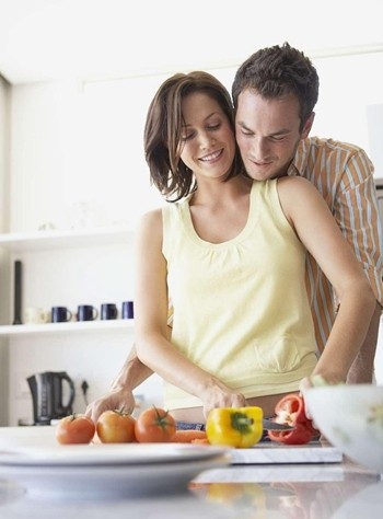 反其道而行，也對他若即若離