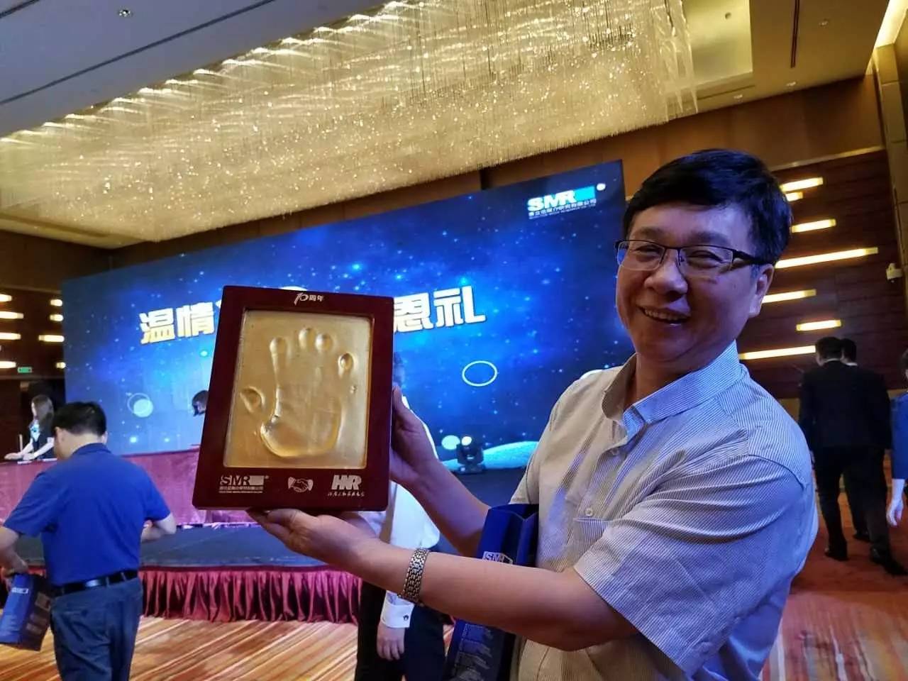 河南電臺(tái)副總編輯，宣傳協(xié)調(diào)中心主任高鐵軍先生代表河南廣播電視臺(tái)為慶賀賽立信成立20周年送上“手印”圖