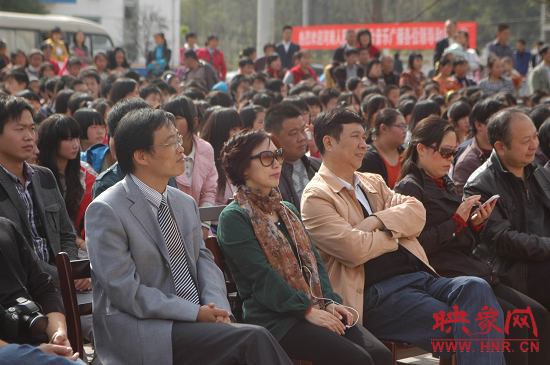 主辦方領(lǐng)導(dǎo)在演出現(xiàn)場