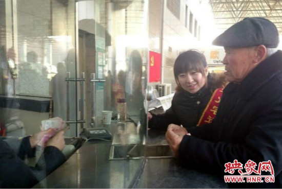 在陳思蕊的積極幫助下，老人順利的買到了發(fā)往合肥的5張車票。