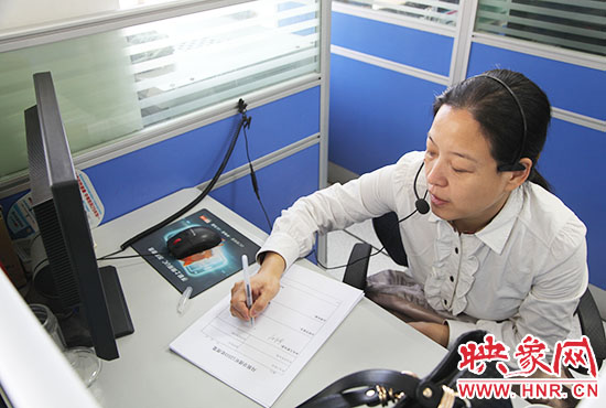 鄭州市人社局勞動監(jiān)察大隊(duì)副大隊(duì)長孫兆峰在接聽熱線 鄭州市人社局勞動監(jiān)察大隊(duì)副大隊(duì)長孫兆峰在接聽熱線