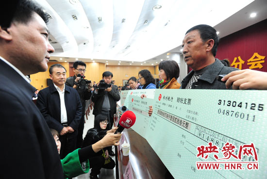 最高人民法院執(zhí)行局局長劉貴祥、河南省高級人民法院院長張立勇親手為申請執(zhí)行人員發(fā)放執(zhí)行款